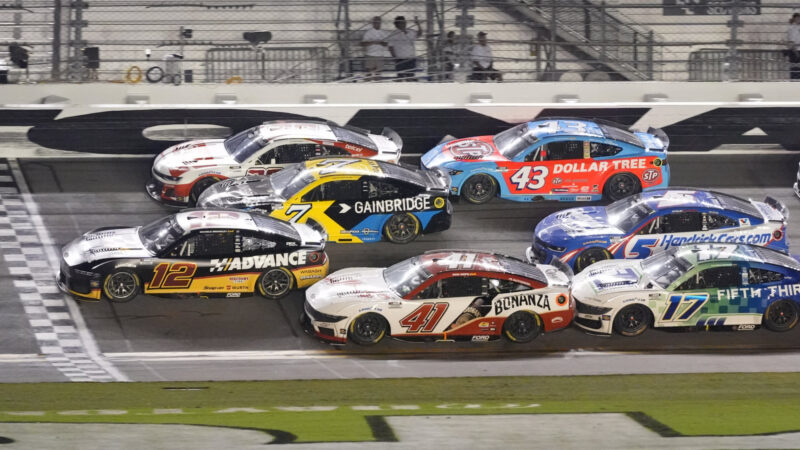 Blaney surges late to win thriller at Daytona